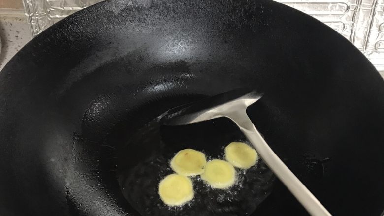 番茄龙利鱼,下入生姜片,炒出香味