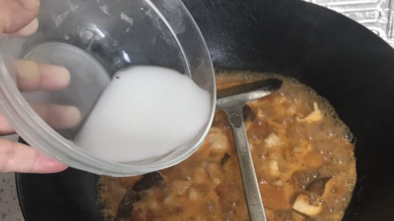 番茄龙利鱼,将事先调好的淀粉水倒入,大火煮开,收汁浓稠,再加入一小勺盐
