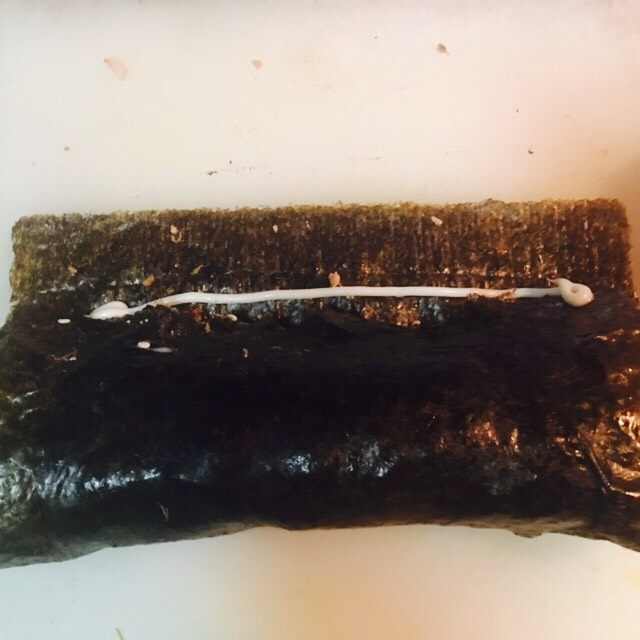 大虾寿司,卷起来,口这里,涂点色拉酱,增加粘合度。
