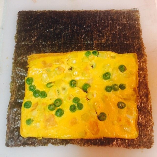 大虾寿司,取紫菜一片,蛋皮放在上面