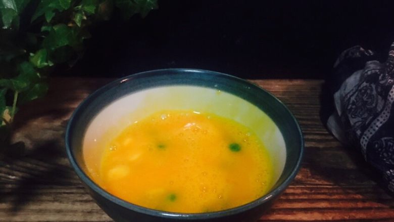 大虾寿司,鸡蛋打碎,倒入玉米青豆。