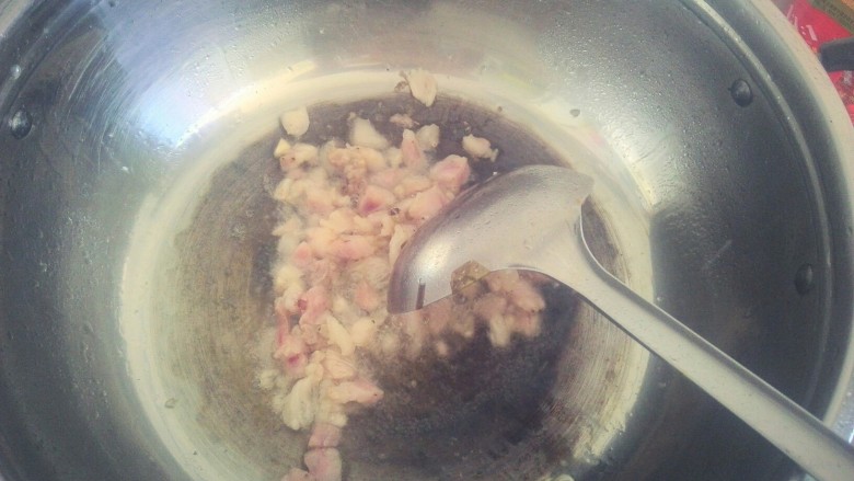 香菇油饭,油适量 六七成热把肉和葱花放进去翻炒几下 我没放 家里没有了