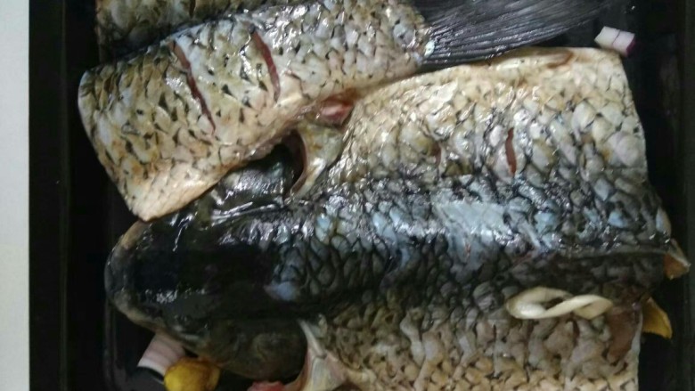 烤箱版麻辣烤鱼,给鱼做个spa,将盐正反两面以按摩的形式摸匀