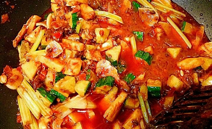 烤箱版麻辣烤鱼,将菜倒入炸好的郫县豆瓣酱中,翻拌匀