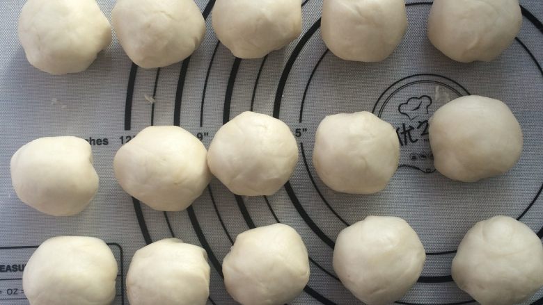 蛋黄酥,将油酥面团包入水油皮面团中,揉圆,收口朝下,盖保鲜膜静置松弛20分钟。