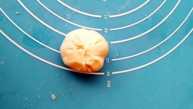 蟹壳黄烧饼,收口,倒扣按扁。