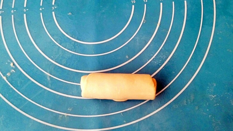蟹壳黄烧饼,卷起来,以此类推做好全部的剂子。