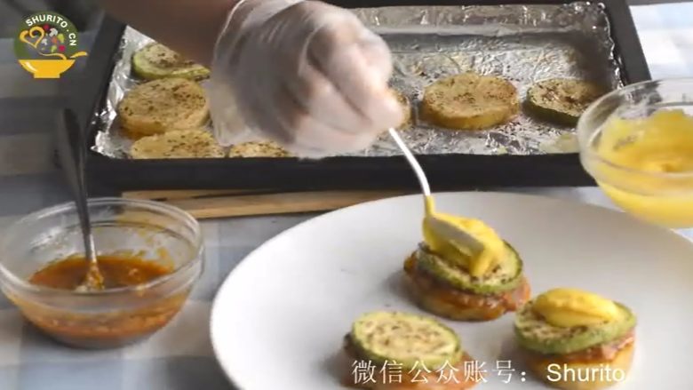 芝士 土豆马卡龙,再放上西葫芦片,然后再淋一层芝士酱