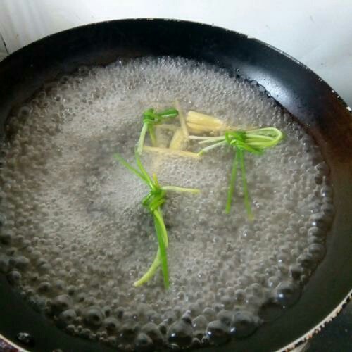 盐水虾,在水里加料酒,盐,糖烧开