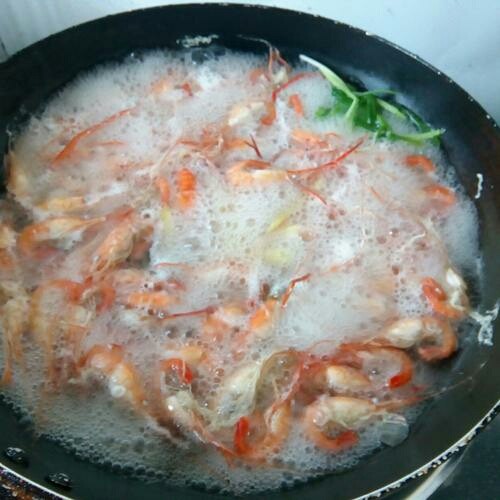 盐水虾,大火烧开,滴几滴油即可