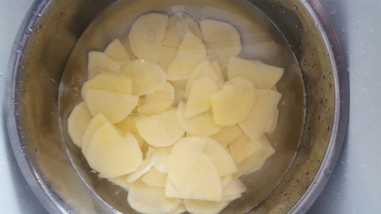 干锅土豆片,土豆切成片,放入水中