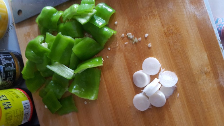 干锅土豆片,青椒切成块,葱花切好