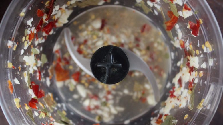 香辣蘑菇酱,搅拌,常常用勺子把旁边的推下去