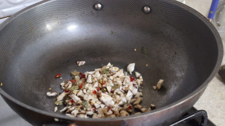 香辣蘑菇酱,锅里加点芝麻油或茶油(橄榄油野性但是味道会不同)让后把蘑菇加进去炒