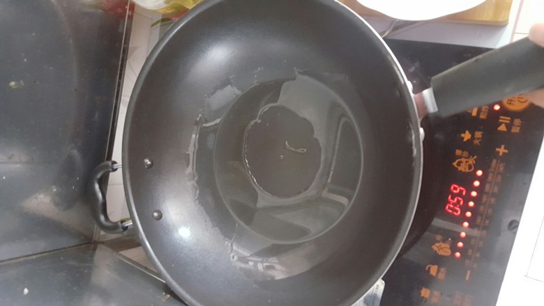 干锅土豆片,热锅,锅热后放入油