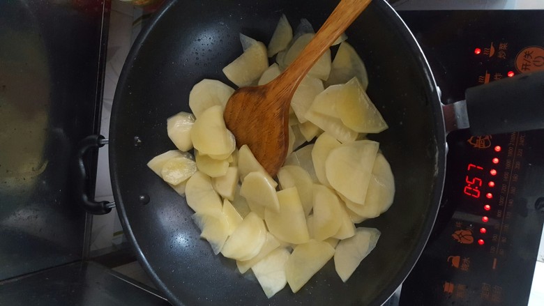 干锅土豆片,放入土豆片,搅拌均匀