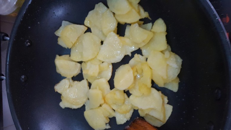 干锅土豆片,炒成金黄色,后放入五花肉