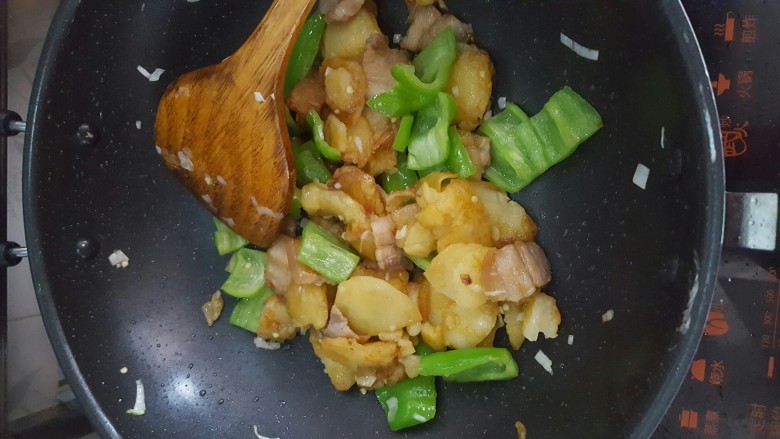 干锅土豆片,最后放入青椒,炒一分钟,然后成出