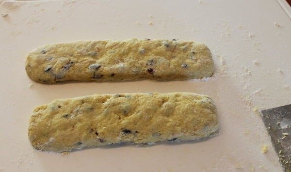 意大利脆饼Biscotti,放在洒上面粉的工作台，稍微揉整，整形成两大条的长面条。