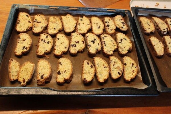 意大利脆饼Biscotti,重新放回烤箱，以160℃再烤10分钟，将饼干烤脆。