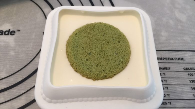 爱心抱枕慕斯,放入一片抺茶戚风片,冰箱冷藏半小时