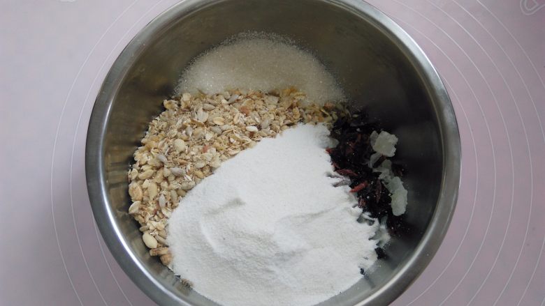 清爽五仁月饼,把<a style='color:red;display:inline-block;' href='/shicai/ 5056'>核桃仁</a>，<a style='color:red;display:inline-block;' href='/shicai/ 685'>葵花籽仁</a>，<a style='color:red;display:inline-block;' href='/shicai/ 677'>松子仁</a>，<a style='color:red;display:inline-block;' href='/shicai/ 501'>燕麦片</a>分别用烤箱150度烘烤5分钟，<a style='color:red;display:inline-block;' href='/shicai/ 664'>花生</a>烤7分钟，颗粒大的可以切碎一点，<a style='color:red;display:inline-block;' href='/shicai/ 9662'>冬瓜糖</a>切颗粒，<a style='color:red;display:inline-block;' href='/shicai/ 660'>蔓越莓</a>切细条，所有五仁馅材