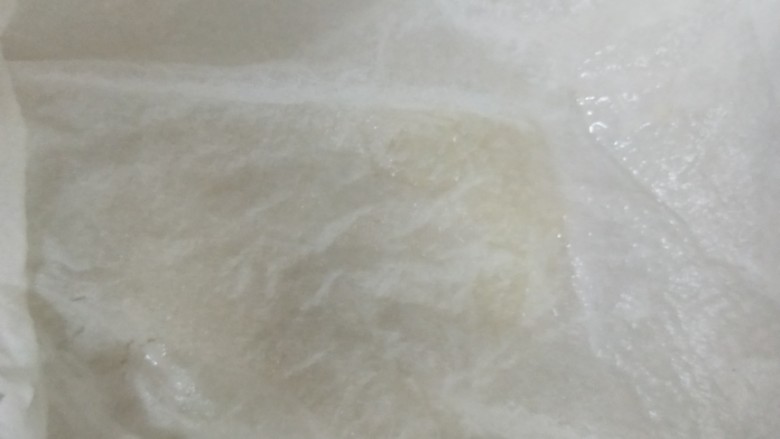 小糖饼,用保鲜膜包好,上面盖上湿布醒发