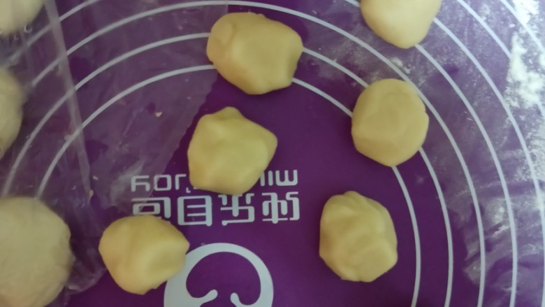 小糖饼,油酥也分12等份,用保鲜膜盖好
