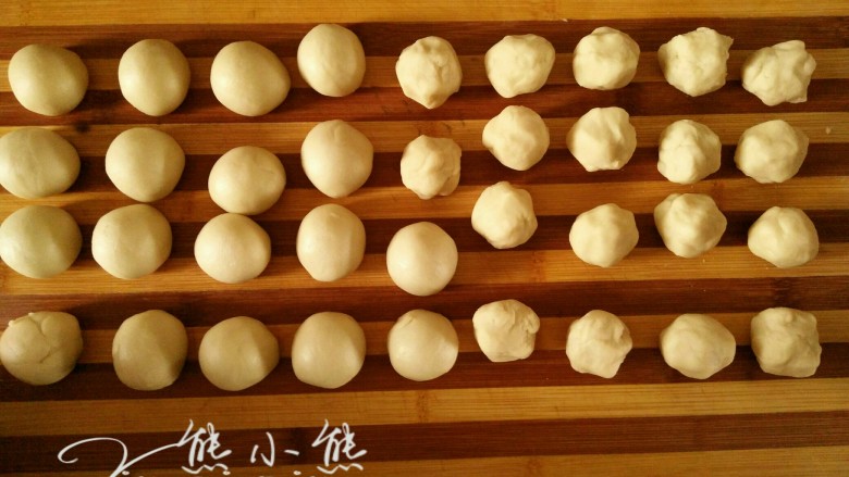椒盐酥,<a style='color:red;display:inline-block;' href='/shicai/ 156925'>水</a>油皮所有材料混合,揉成表面光滑的面团。<a style='color:red;display:inline-block;' href='/shicai/ 156925'>水</a>油皮需要有一定的筋度,才能形成漂亮的酥皮。而且擀开时也不容易破。我是用面包机和面15分钟的。
油酥的材料混合均匀。用刮刀用压拌的手法混合成团。注意不能融化<a style='color:red;display:inline-block;' href='/shicai/ 406'><a style='color:red;display:inline-block;' href='/shicai/ 406'>猪油</a></a>,室温软化状态即可。
<a style='color:red;display:inline-block;' href='/shicai/ 156925'>水</a>油皮面团分割成每个21g的面团。分割好后用湿布盖上保湿。
油酥分割成每个15g的面团。