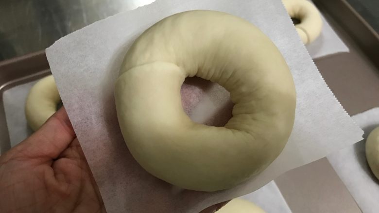 原味贝果 金枪鱼贝果,放烤箱(不插电)中,再放一碗热水发酵约25分钟