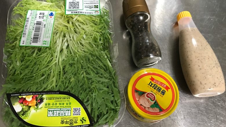 原味贝果 金枪鱼贝果,金枪鱼贝果三明治需要的材料是苦菊 丘比黑胡椒酱 金枪鱼
我喜欢黑胡椒在浓一些,所以又磨碎了一些黑胡椒