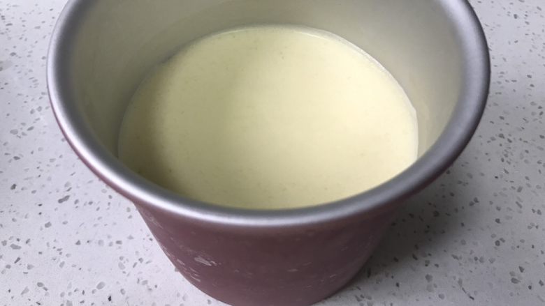 夏日芒果慕斯,将拌好的慕斯液倒入模具中,放入冰箱冷藏4小时以上。