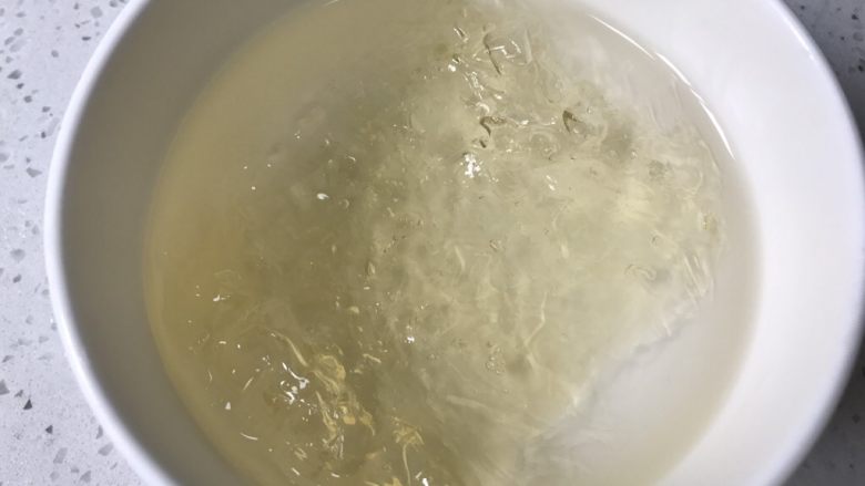 夏日芒果慕斯,吉利丁片20g用冰水泡软做慕斯液用,另外5g分开用冰水泡软,做镜面用。夏季需放入冰箱。防止室温过高吉利丁还是会融化。
