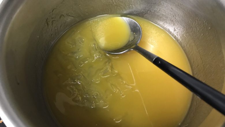 夏日芒果慕斯,制作镜面,将50g芒果果酱加入50g清水,加入5g泡好的吉利丁片,小火加热,搅拌均匀,关火。也可以用之前熬的芒果泥,预留一点出来替代芒果酱。