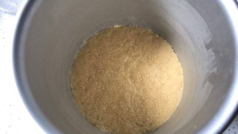 夏日芒果慕斯,模具底部铺上油纸,再将拌好的饼干碎铺在模具底部,压平,可以用擀面杖压。弄好以后放入冰箱冷冻20分钟