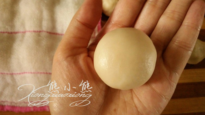 椒盐酥,一个手慢慢的收紧包口,一个手转着面团,最后捏紧收口。