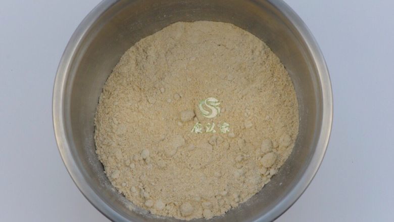 健脾养胃-八珍糕,材料打成粉。在药店购买,可以让药店帮忙打成粉。我是自己家打粉的,可以多打点时间,粉细些。