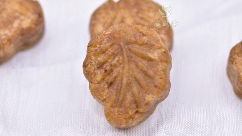 健脾养胃-八珍糕,想要一次做多点存放的,可以在蒸熟后,继续用烤箱烘干。
也可以偷懒,蒸好后,晾凉放冰箱,每次电饭锅米饭做好后,丢几块八珍糕进去,闷几分钟后取出来吃。