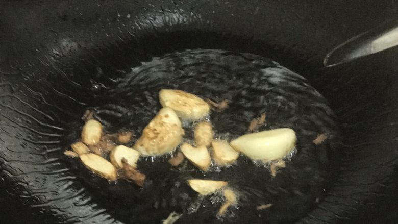 耗油烧冬瓜,丢入大蒜,炸香,炒出味