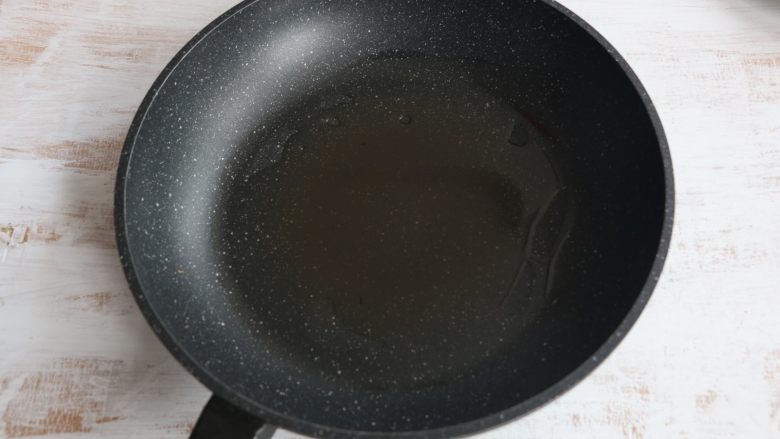 香辣豆腐,平底煎锅内,倒入适量食用油。