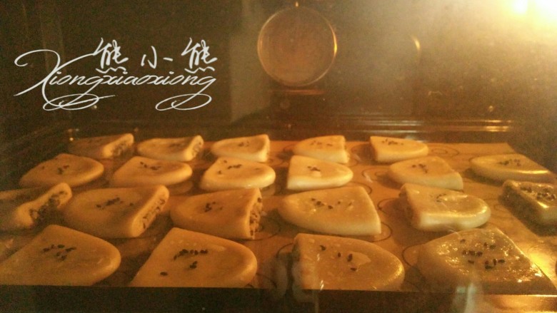 椒盐酥,表面刷蛋黄液,再撒点黑芝麻点缀。