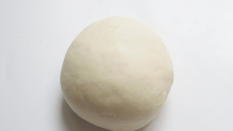 焖虾面,和好的面团先不要急着揉光滑,用保鲜膜或湿布盖上防止10分钟,再动手揉会很轻松的揉出光滑的面团