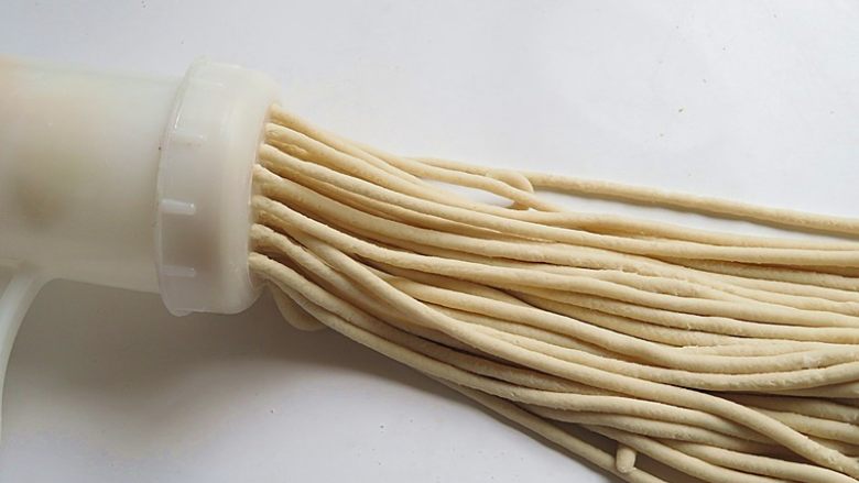 焖虾面,用压面条工具或面条机加工做成面条,当然也可以纯手工擀制的