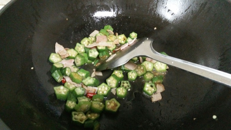 朋友,你知道怎么做定食吗?「干货」,加入适量盐和<a style='color:red;display:inline-block;' href='/shicai/ 692'>酱油</a>,耗油,就可以出锅了。