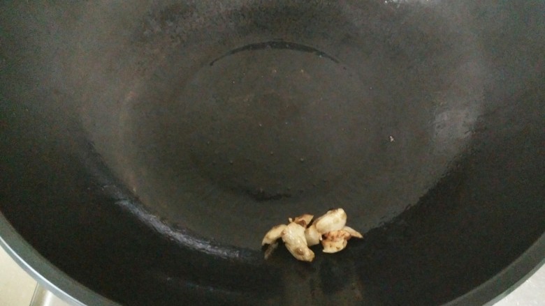 朋友,你知道怎么做定食吗?「干货」,同样,加油(↖(^ω^)↗),加蒜,捞出。