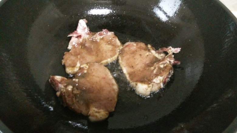 朋友,你知道怎么做定食吗?「干货」,锅中倒油,双面煎熟。小火慢慢煎。尽量让肉的两面都裹上烧烤酱。