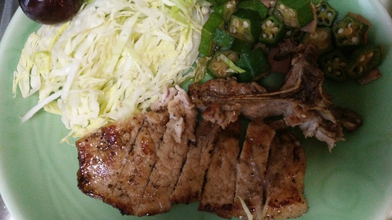朋友,你知道怎么做定食吗?「干货」,猪排出锅切成条状,摆盘就好啦。再再上面撒一些黑胡椒颗粒,味道更浓郁哦。