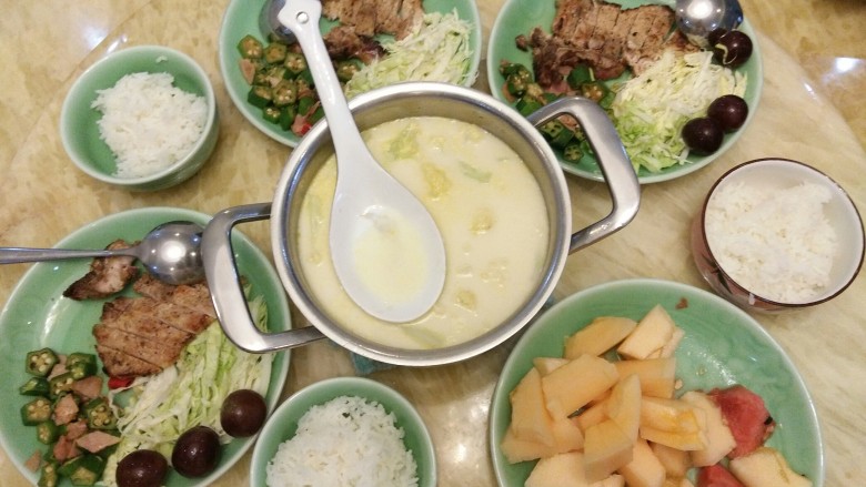 朋友,你知道怎么做定食吗?「干货」,三人分定食就做好啦。奶油炖菜一锅直接端上桌,自己动手分汤。