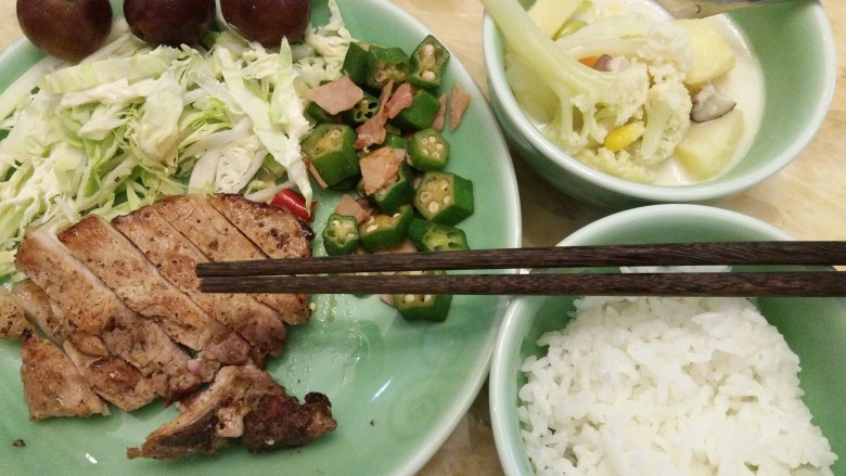 朋友,你知道怎么做定食吗?「干货」,配上刚煮好香喷喷的米饭。可在卷心菜上撒上一些芝麻酱或者沙拉酱更美味哦。