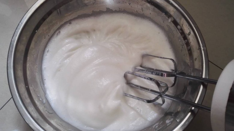 四寸加高戚风蛋糕,比较细腻的时候放入2/3的糖粉,用三档打发。